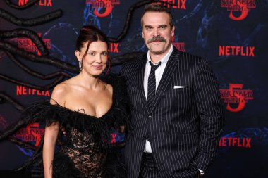 Millie Bobby Brown ve David Harbour 6 Kasım 2025 'te Hollywood, Los Angeles, Kaliforniya, ABD' de bulunan TCL Çin Tiyatrosu IMAX 'te düzenlenen Netflix' in 'Stranger Things' 5. sezonunun Los Angeles Premiere 'ine geldiler..