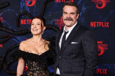 Millie Bobby Brown ve David Harbour 6 Kasım 2025 'te Hollywood, Los Angeles, Kaliforniya, ABD' de bulunan TCL Çin Tiyatrosu IMAX 'te düzenlenen Netflix' in 'Stranger Things' 5. sezonunun Los Angeles Premiere 'ine geldiler..
