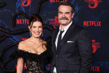 Millie Bobby Brown ve David Harbour 6 Kasım 2025 'te Hollywood, Los Angeles, Kaliforniya, ABD' de bulunan TCL Çin Tiyatrosu IMAX 'te düzenlenen Netflix' in 'Stranger Things' 5. sezonunun Los Angeles Premiere 'ine geldiler..