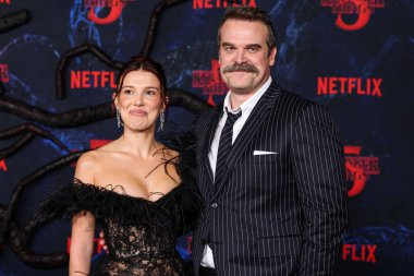 Millie Bobby Brown ve David Harbour 6 Kasım 2025 'te Hollywood, Los Angeles, Kaliforniya, ABD' de bulunan TCL Çin Tiyatrosu IMAX 'te düzenlenen Netflix' in 'Stranger Things' 5. sezonunun Los Angeles Premiere 'ine geldiler..