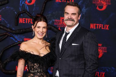 Millie Bobby Brown ve David Harbour 6 Kasım 2025 'te Hollywood, Los Angeles, Kaliforniya, ABD' de bulunan TCL Çin Tiyatrosu IMAX 'te düzenlenen Netflix' in 'Stranger Things' 5. sezonunun Los Angeles Premiere 'ine geldiler..
