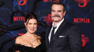 Millie Bobby Brown ve David Harbour 6 Kasım 2025 'te Hollywood, Los Angeles, Kaliforniya, ABD' de bulunan TCL Çin Tiyatrosu IMAX 'te düzenlenen Netflix' in 'Stranger Things' 5. sezonunun Los Angeles Premiere 'ine geldiler..