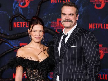 Millie Bobby Brown ve David Harbour 6 Kasım 2025 'te Hollywood, Los Angeles, Kaliforniya, ABD' de bulunan TCL Çin Tiyatrosu IMAX 'te düzenlenen Netflix' in 'Stranger Things' 5. sezonunun Los Angeles Premiere 'ine geldiler..