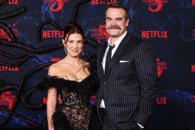 Millie Bobby Brown ve David Harbour 6 Kasım 2025 'te Hollywood, Los Angeles, Kaliforniya, ABD' de bulunan TCL Çin Tiyatrosu IMAX 'te düzenlenen Netflix' in 'Stranger Things' 5. sezonunun Los Angeles Premiere 'ine geldiler..