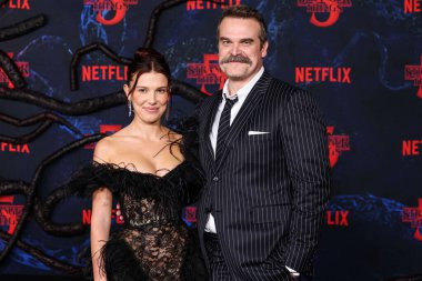 Millie Bobby Brown ve David Harbour 6 Kasım 2025 'te Hollywood, Los Angeles, Kaliforniya, ABD' de bulunan TCL Çin Tiyatrosu IMAX 'te düzenlenen Netflix' in 'Stranger Things' 5. sezonunun Los Angeles Premiere 'ine geldiler..