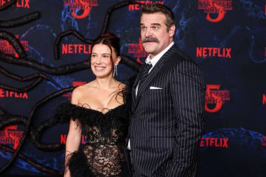 Millie Bobby Brown ve David Harbour 6 Kasım 2025 'te Hollywood, Los Angeles, Kaliforniya, ABD' de bulunan TCL Çin Tiyatrosu IMAX 'te düzenlenen Netflix' in 'Stranger Things' 5. sezonunun Los Angeles Premiere 'ine geldiler..