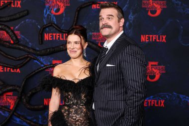 Millie Bobby Brown ve David Harbour 6 Kasım 2025 'te Hollywood, Los Angeles, Kaliforniya, ABD' de bulunan TCL Çin Tiyatrosu IMAX 'te düzenlenen Netflix' in 'Stranger Things' 5. sezonunun Los Angeles Premiere 'ine geldiler..