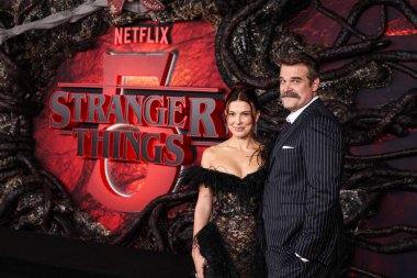 Millie Bobby Brown ve David Harbour 6 Kasım 2025 'te Hollywood, Los Angeles, Kaliforniya, ABD' de bulunan TCL Çin Tiyatrosu IMAX 'te düzenlenen Netflix' in 'Stranger Things' 5. sezonunun Los Angeles Premiere 'ine geldiler..