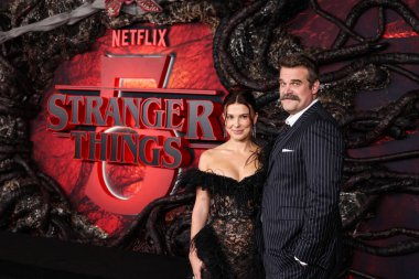 Millie Bobby Brown ve David Harbour 6 Kasım 2025 'te Hollywood, Los Angeles, Kaliforniya, ABD' de bulunan TCL Çin Tiyatrosu IMAX 'te düzenlenen Netflix' in 'Stranger Things' 5. sezonunun Los Angeles Premiere 'ine geldiler..