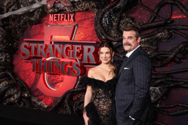 Millie Bobby Brown ve David Harbour 6 Kasım 2025 'te Hollywood, Los Angeles, Kaliforniya, ABD' de bulunan TCL Çin Tiyatrosu IMAX 'te düzenlenen Netflix' in 'Stranger Things' 5. sezonunun Los Angeles Premiere 'ine geldiler..
