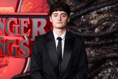 Balmain ve Hublot saati giyen Noah Schnapp, Netflix 'in 