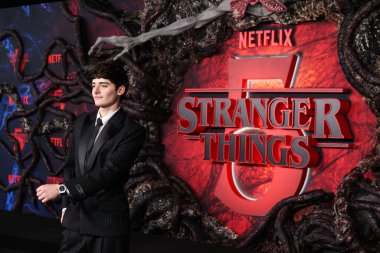 Balmain ve Hublot saati giyen Noah Schnapp, Netflix 'in 