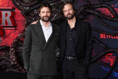 Ross Duffer ve Matt Duffer (The Duffer Brothers) 6 Kasım 2025 'te Hollywood, Los Angeles, Kaliforniya, ABD' de bulunan TCL Çin Tiyatrosu IMAX 'te düzenlenen Netflix' in 'Stranger Things' 5. sezonunun Los Angeles Premiere 'ine geldiler.. 
