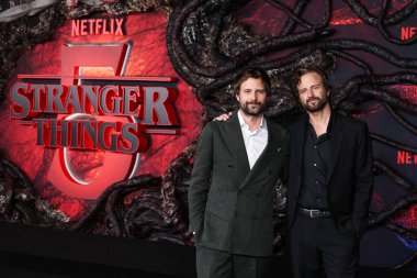 Ross Duffer ve Matt Duffer (The Duffer Brothers) 6 Kasım 2025 'te Hollywood, Los Angeles, Kaliforniya, ABD' de bulunan TCL Çin Tiyatrosu IMAX 'te düzenlenen Netflix' in 'Stranger Things' 5. sezonunun Los Angeles Premiere 'ine geldiler.. 
