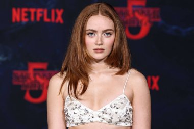 Prada giyen Sadie Sink, Netflix 'in 