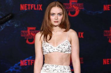 Prada giyen Sadie Sink, Netflix 'in 