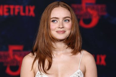 Prada giyen Sadie Sink, Netflix 'in 