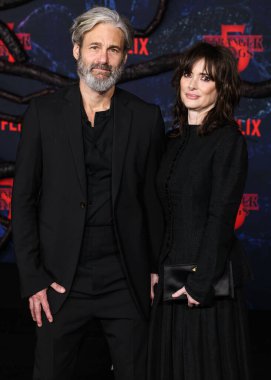 Scott Mackinlay Hahn ve Winona Ryder 6 Kasım 2025 'te Hollywood, Los Angeles, Kaliforniya, ABD' de bulunan TCL Çin Tiyatrosu IMAX 'te düzenlenen Netflix' in 'Stranger Things' 5. sezonunun Los Angeles prömiyerine geldiler..    
