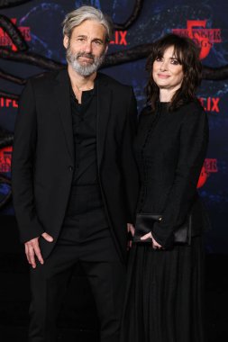 Scott Mackinlay Hahn ve Winona Ryder 6 Kasım 2025 'te Hollywood, Los Angeles, Kaliforniya, ABD' de bulunan TCL Çin Tiyatrosu IMAX 'te düzenlenen Netflix' in 'Stranger Things' 5. sezonunun Los Angeles prömiyerine geldiler..    