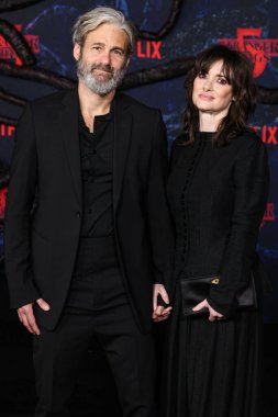 Scott Mackinlay Hahn ve Winona Ryder 6 Kasım 2025 'te Hollywood, Los Angeles, Kaliforniya, ABD' de bulunan TCL Çin Tiyatrosu IMAX 'te düzenlenen Netflix' in 'Stranger Things' 5. sezonunun Los Angeles prömiyerine geldiler..    