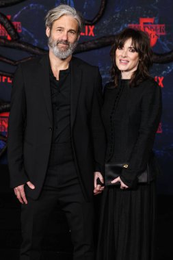 Scott Mackinlay Hahn ve Winona Ryder 6 Kasım 2025 'te Hollywood, Los Angeles, Kaliforniya, ABD' de bulunan TCL Çin Tiyatrosu IMAX 'te düzenlenen Netflix' in 'Stranger Things' 5. sezonunun Los Angeles prömiyerine geldiler..    