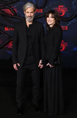Scott Mackinlay Hahn ve Winona Ryder 6 Kasım 2025 'te Hollywood, Los Angeles, Kaliforniya, ABD' de bulunan TCL Çin Tiyatrosu IMAX 'te düzenlenen Netflix' in 'Stranger Things' 5. sezonunun Los Angeles prömiyerine geldiler..    