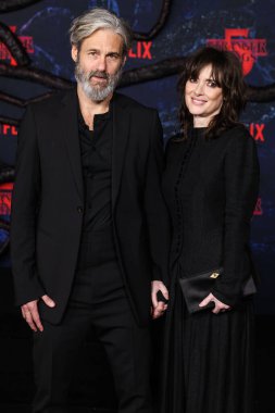 Scott Mackinlay Hahn ve Winona Ryder 6 Kasım 2025 'te Hollywood, Los Angeles, Kaliforniya, ABD' de bulunan TCL Çin Tiyatrosu IMAX 'te düzenlenen Netflix' in 'Stranger Things' 5. sezonunun Los Angeles prömiyerine geldiler..    