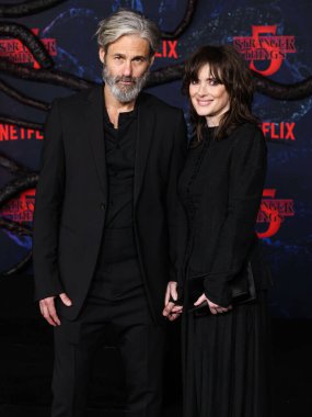 Scott Mackinlay Hahn ve Winona Ryder 6 Kasım 2025 'te Hollywood, Los Angeles, Kaliforniya, ABD' de bulunan TCL Çin Tiyatrosu IMAX 'te düzenlenen Netflix' in 'Stranger Things' 5. sezonunun Los Angeles prömiyerine geldiler..    