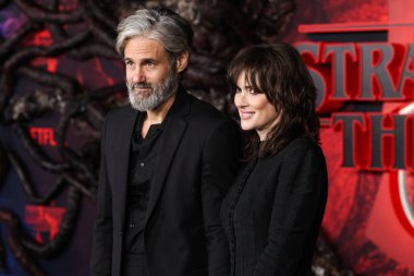 Scott Mackinlay Hahn ve Winona Ryder 6 Kasım 2025 'te Hollywood, Los Angeles, Kaliforniya, ABD' de bulunan TCL Çin Tiyatrosu IMAX 'te düzenlenen Netflix' in 'Stranger Things' 5. sezonunun Los Angeles prömiyerine geldiler..    