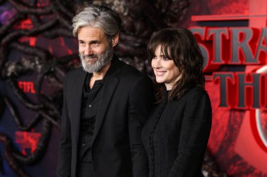 Scott Mackinlay Hahn ve Winona Ryder 6 Kasım 2025 'te Hollywood, Los Angeles, Kaliforniya, ABD' de bulunan TCL Çin Tiyatrosu IMAX 'te düzenlenen Netflix' in 'Stranger Things' 5. sezonunun Los Angeles prömiyerine geldiler..    