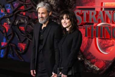 Scott Mackinlay Hahn ve Winona Ryder 6 Kasım 2025 'te Hollywood, Los Angeles, Kaliforniya, ABD' de bulunan TCL Çin Tiyatrosu IMAX 'te düzenlenen Netflix' in 'Stranger Things' 5. sezonunun Los Angeles prömiyerine geldiler..    