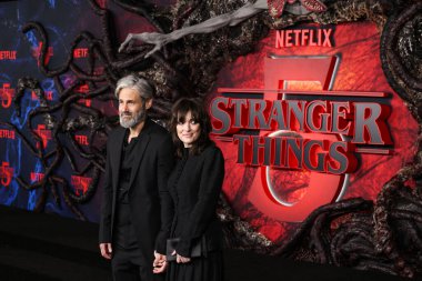 Scott Mackinlay Hahn ve Winona Ryder 6 Kasım 2025 'te Hollywood, Los Angeles, Kaliforniya, ABD' de bulunan TCL Çin Tiyatrosu IMAX 'te düzenlenen Netflix' in 'Stranger Things' 5. sezonunun Los Angeles prömiyerine geldiler..    