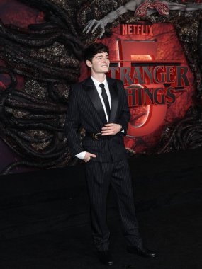 Kanadalı-Amerikalı aktör ve girişimci Noah Schnapp, Balmain ve Hublot marka saat ile 6 Kasım 2025 'te Hollywood, Los Angeles' taki TCL Çin Tiyatrosu IMAX 'ta düzenlenen Netflix' in 'Stranger Things' 5. sezonunun dünya prömiyerine geldi.  