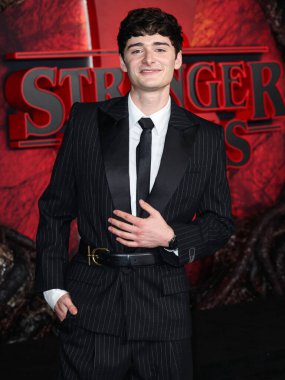 Kanadalı-Amerikalı aktör ve girişimci Noah Schnapp, Balmain ve Hublot marka saat ile 6 Kasım 2025 'te Hollywood, Los Angeles' taki TCL Çin Tiyatrosu IMAX 'ta düzenlenen Netflix' in 'Stranger Things' 5. sezonunun dünya prömiyerine geldi.  