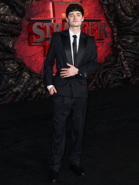 Kanadalı-Amerikalı aktör ve girişimci Noah Schnapp, Balmain ve Hublot marka saat ile 6 Kasım 2025 'te Hollywood, Los Angeles' taki TCL Çin Tiyatrosu IMAX 'ta düzenlenen Netflix' in 'Stranger Things' 5. sezonunun dünya prömiyerine geldi.  