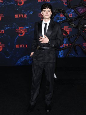 Kanadalı-Amerikalı aktör ve girişimci Noah Schnapp, Balmain ve Hublot marka saat ile 6 Kasım 2025 'te Hollywood, Los Angeles' taki TCL Çin Tiyatrosu IMAX 'ta düzenlenen Netflix' in 'Stranger Things' 5. sezonunun dünya prömiyerine geldi.  