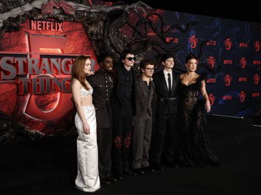 Sadie Sink, Caleb McLaughlin, Finn Wolfhard, Gaten Matarazzo, Noah Schnapp ve Millie Bobby Brown Netflix 'in' Stranger Things '5. sezonunun dünya prömiyerine 6 Kasım 2025' te Hollywood, Los Angeles 'taki TCL Çin Tiyatrosu IMAX' ta geldiler.