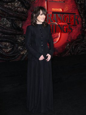 Yohji Yamamoto SS98 RTW giyen Amerikalı aktris Winona Ryder, Netflix 'in 