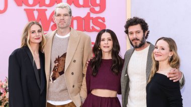 Amerikalı aktris Justine Lupe, Amerikalı aktör ve komedyen Timothy Simons, Amerikalı aktris, müzisyen ve yazar Jackie Tohn, Amerikalı aktör, yapımcı, yazar ve müzisyen Adam Brody ve Amerikalı aktris, yapımcı, şarkıcı, komedyen