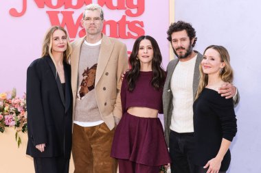 Amerikalı aktris Justine Lupe, Amerikalı aktör ve komedyen Timothy Simons, Amerikalı aktris, müzisyen ve yazar Jackie Tohn, Amerikalı aktör, yapımcı, yazar ve müzisyen Adam Brody ve Amerikalı aktris, yapımcı, şarkıcı, komedyen