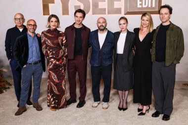 Amerikalı senarist ve film yapımcısı Howard Gordon, Amerikalı televizyon yazarı ve yapımcısı Gabe Rotter, Amerikalı aktris ve yönetmen Natalie Morales, Amerikalı oyun yazarı ve senarist Daniel Pearle, Brezilyalı-Amerikalı film yapımcısı 