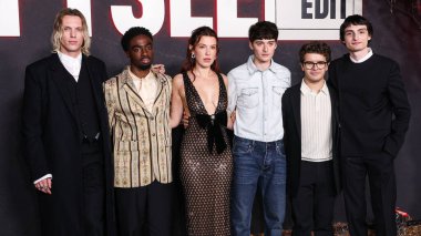  Jamie Campbell Bower, Amerikalı aktör, şarkıcı ve dansçı Caleb McLaughlin, İngiliz aktris ve yapımcı Millie Bobby Brown, Kanadalı aktör, müzisyen, yönetmen ve şarkıcı Finn Wolfhard.