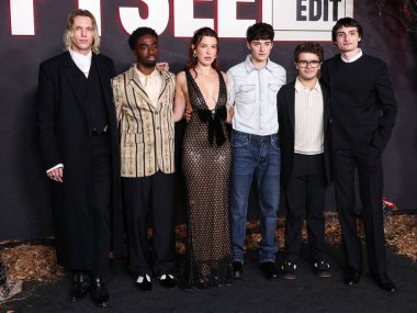  Jamie Campbell Bower, Amerikalı aktör, şarkıcı ve dansçı Caleb McLaughlin, İngiliz aktris ve yapımcı Millie Bobby Brown, Kanadalı aktör, müzisyen, yönetmen ve şarkıcı Finn Wolfhard.