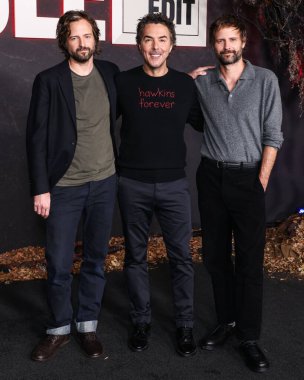 Amerikalı yazar, yönetmen ve yapımcı Matt Duffer, Kanadalı-Amerikalı yönetmen, yapımcı, aktör ve 21 Laps Entertainment 'in kurucusu Shawn Levy ve Amerikalı yapımcı Ross Duffer Netflix FYSEE: The Fall Edit -' Stranger Things 'Sezon 