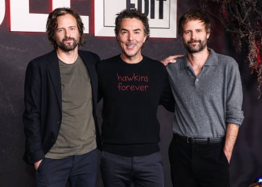 Amerikalı yazar, yönetmen ve yapımcı Matt Duffer, Kanadalı-Amerikalı yönetmen, yapımcı, aktör ve 21 Laps Entertainment 'in kurucusu Shawn Levy ve Amerikalı yapımcı Ross Duffer Netflix FYSEE: The Fall Edit -' Stranger Things 'Sezon 