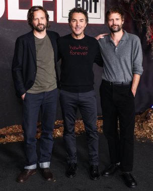 Amerikalı yazar, yönetmen ve yapımcı Matt Duffer, Kanadalı-Amerikalı yönetmen, yapımcı, aktör ve 21 Laps Entertainment 'in kurucusu Shawn Levy ve Amerikalı yapımcı Ross Duffer Netflix FYSEE: The Fall Edit -' Stranger Things 'Sezon 