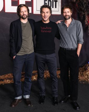 Amerikalı yazar, yönetmen ve yapımcı Matt Duffer, Kanadalı-Amerikalı yönetmen, yapımcı, aktör ve 21 Laps Entertainment 'in kurucusu Shawn Levy ve Amerikalı yapımcı Ross Duffer Netflix FYSEE: The Fall Edit -' Stranger Things 'Sezon 