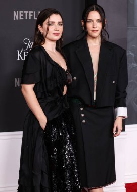 İrlandalı aktris Eve Hewson ve Amerikalı aktris Riley Keough, 11 Kasım 2025 'te Hollywood, Los Angeles, Kaliforniya, ABD' de düzenlenen Netflix 'in' Jay Kelly 'sinin Los Angeles galasına geldiler.. 