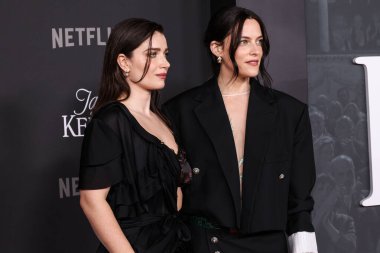 İrlandalı aktris Eve Hewson ve Amerikalı aktris Riley Keough, 11 Kasım 2025 'te Hollywood, Los Angeles, Kaliforniya, ABD' de düzenlenen Netflix 'in' Jay Kelly 'sinin Los Angeles galasına geldiler..