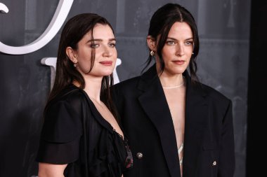 İrlandalı aktris Eve Hewson ve Amerikalı aktris Riley Keough, 11 Kasım 2025 'te Hollywood, Los Angeles, Kaliforniya, ABD' de düzenlenen Netflix 'in' Jay Kelly 'sinin Los Angeles galasına geldiler.. 